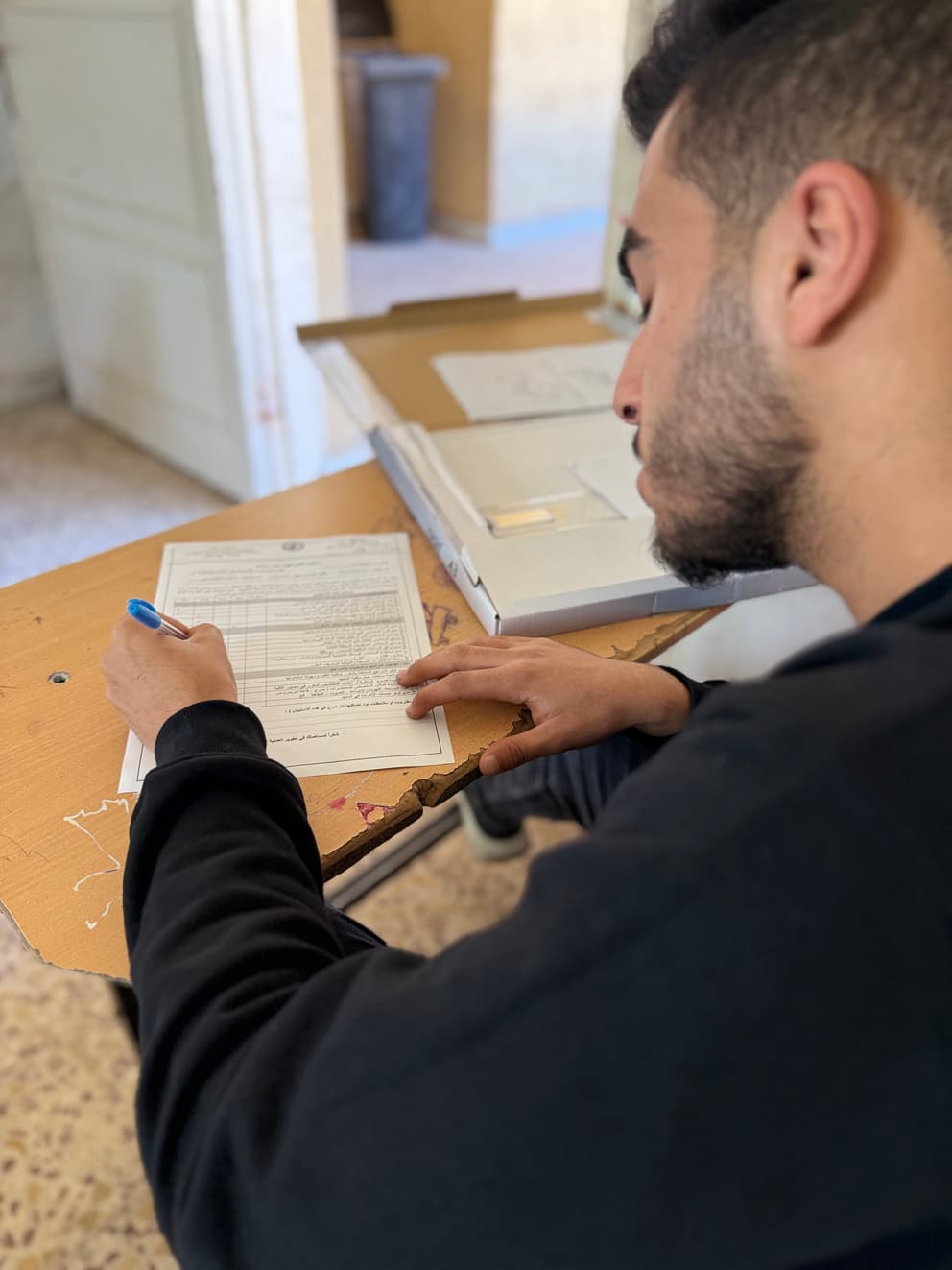 توزيع استبيانات تقييم المقررات والخدمات على جميع الطلبة.